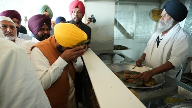 ਮੁੱਖ ਮੰਤਰੀ ਭਗਵੰਤ ਸਿੰਘ ਮਾਨ ਨੇ ਸ੍ਰੀ ਹਰਿਮੰਦਰ ਸਾਹਿਬ ਵਿਖੇ ਮੱਥਾ ਟੇਕਿਆ, ਬੇਅਦਬੀ ਵਿਰੋਧੀ ਇਤਿਹਾਸਕ ਕਾਨੂੰਨ ਬਣਾਉਣ ਦੀ ਸੋਝੀ ਤੇ ਬਲ ਬਖ਼ਸ਼ਣ ਲਈ ਪ੍ਰਮਾਤਮਾ ਦਾ ਸ਼ੁਕਰਾਨਾ ਕੀਤਾ