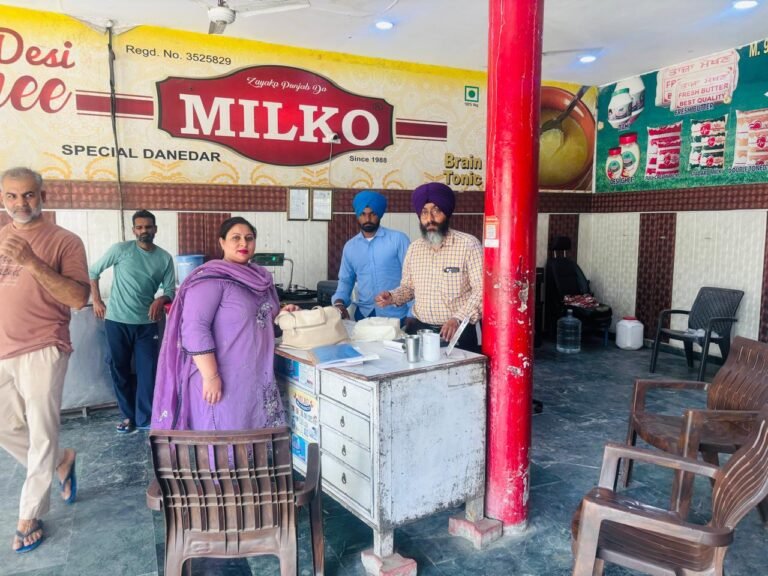 ਅਸਿਸਟੈਂਟ ਕਮਿਸ਼ਨਰ ਫੂਡ ਨੇ ਅੰਮ੍ਰਿਤਸਰ ਸ਼ਹਿਰ ਦੀਆਂ ਡੇਅਰੀ `ਚੋਂ ਡੇਅਰੀ ਉਤਪਾਦਾਂ ਦੇ ਸੈਂਪਲ ਭਰੇ