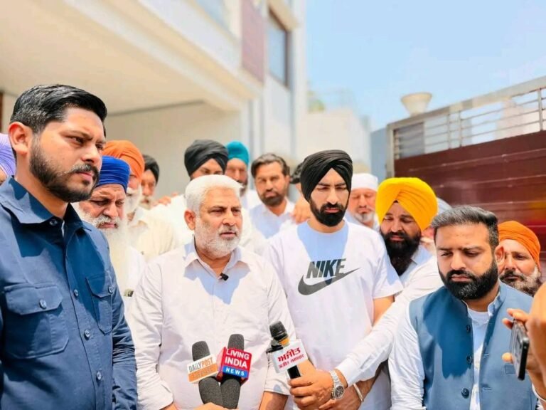ਕੈਬਨਿਟ ਮੰਤਰੀ ਲਾਲ ਚੰਦ ਕਟਾਰੂਚੱਕ ਅਤੇ ਪੰਜਾਬ ਦੇ ਕਾਰਜਕਾਰੀ ਪ੍ਰਧਾਨ ਤੇ ਵਿਧਾਇਕ ਸ਼ੈਰੀ ਕਲਸੀ ਨੇ ਪਿੰਡ ਘਣੀਏ ਕੇ ਬਾਂਗਰ ਵਿੱਚ ਸ਼ਹੀਦ ਏ.ਐਸ.ਆਈ. ਜੋਗਾ ਸਿੰਘ ਦੇ ਪਰਿਵਾਰ ਨੂੰ ਮਿਲ ਕੇ ਵੰਡਾਇਆ ਦੁੱਖ