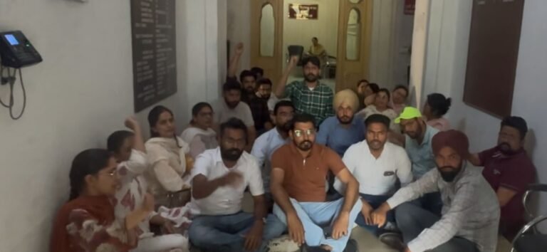 1158 ਸਹਾਇਕ ਪ੍ਰੋਫੈਸਰ ਅਤੇ ਲਾਇਬ੍ਰੇਰੀਅਨ ਫ਼ਰੰਟ ਵੱਲੋਂ ਪ੍ਰਿੰਸੀਪਲ ਨਾਭਾ ਦਾ ਕੀਤਾ ਗਿਆ ਘਿਰਾਓ