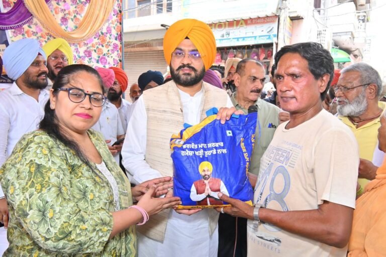 ਕੈਬਨਿਟ ਮੰਤਰੀ ਤਰੁਨਪ੍ਰੀਤ ਸਿੰਘ ਸੌਂਦ ਨੇ ਖੰਨਾ ‘ਚ ‘ਮੇਰੀ ਰਸੋਈ ਸਕੀਮ’ ਤਹਿਤ ਰਾਸ਼ਨ ਕਿੱਟਾਂ ਵੰਡੀਆਂ