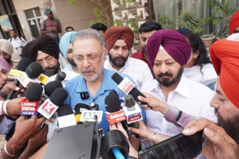 ਪਟਿਆਲਾ ਦੇ ਪੀਲੀਆ ਪ੍ਰਭਾਵਿਤ ਖੇਤਰ ‘ ਚ ਪੂਰੀ ਟੀਮ ਅਤੇ ਵਿਧਾਇਕ ਕੋਹਲੀ ਨਾਲ ਪਹੁੰਚੇ ਸਿਹਤ ਮੰਤਰੀ ਡਾ . ਬਲਬੀਰ ਸਿੰਘ