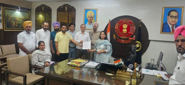 ਅਧਿਆਪਕਾਂ ਨੂੰ ਸਕੂਲਾਂ ਚੋ ਬਾਹਰ ਰੱਖਣਾ ਖਿਲਾਫ ਡਿਪਟੀ ਕਮਿਸ਼ਨਰ ਮਾਨਸਾ ਨੂੰ ਮੰਗ ਪੱਤਰ ਦਿੱਤਾ