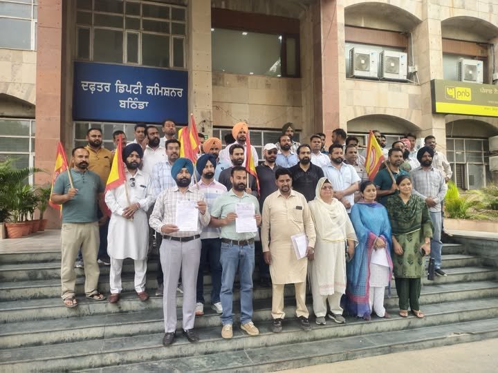 ਅਧਿਆਪਕਾਂ ਤੋਂ ਲਏ ਜਾਂਦੇ ਗੈਰ-ਵਿਦਿਅਕ ਕੰਮਾਂ ਤੋਂ ਅੱਕ ਕੇ ਡੀ ਟੀ ਐਫ ਨੇ ਮੁੱਖ ਮੰਤਰੀ ਨੂੰ ਮੰਗ ਪੱਤਰ ਭੇਜ ਦਿਖਾਇਆ ਸ਼ੀਸ਼ਾ