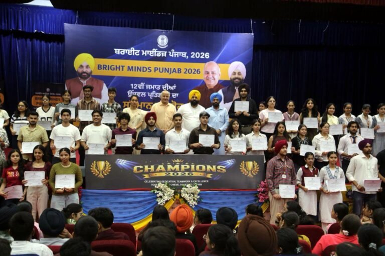 12ਵੀਂ ਜਮਾਤ ਵਿੱਚ 95 ਫੀਸਦੀ ਤੋਂ ਵੱਧ ਅੰਕ ਲੈਣ ਵਾਲੇ ਵਿਦਿਆਰਥੀਆਂ ਦਾ ਸਿੱਖਿਆ ਮੰਤਰੀ ਹਰਜੋਤ ਸਿੰਘ ਬੈਂਸ ਅਤੇ ਮਨੀਸ਼ ਸਿਸੋਦੀਆਂ ਨੇ ਕੀਤਾ ਸਨਮਾਨ
