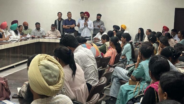 ਸਰਪੰਚਾਂ, ਪੰਚਾਂ, ਪੰਚਾਇਤ ਸਕੱਤਰਾਂ ਅਤੇ ਸਬੰਧਤ ਵਿਭਾਗਾਂ ਦੇ ਅਧਿਕਾਰੀਆਂ ਨਾਲ ਕੀਤੀ ਮੀਟਿੰਗ