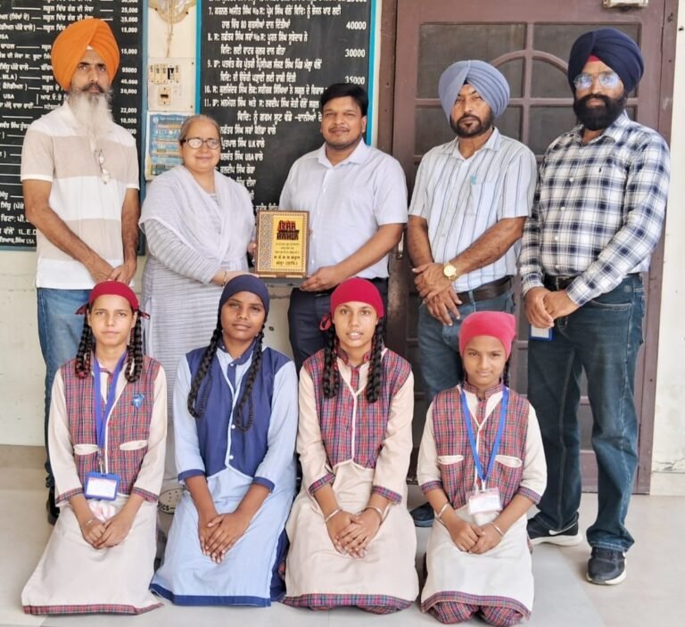 ਸਕੂਲ ਦੇ ਸਟਾਫ ਨੇ ਬੈਂਕ ਮੈਨੇਜਰ ਬਲਰਾਮ ਕ੍ਰਿਸ਼ਨ ਨੂੰ ਕੀਤਾ ਸਨਮਾਨਿਤ