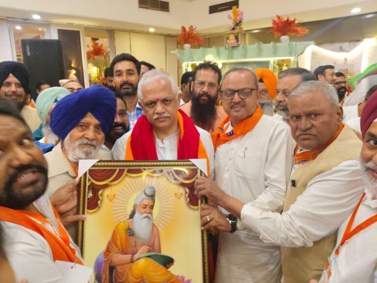 ਗੇਜਾ ਰਾਮ ਬਾਲਮੀਕੀ ਅਤੇ ਜ਼ਿਲ੍ਹਾ ਪ੍ਰਧਾਨ ਡਾ: ਰਾਜਿੰਦਰ ਸ਼ਰਮਾ ਨੇ ਭਾਜਪਾ ਦੇ ਕੌਮੀ ਸੰਗਠਨ ਮੰਤਰੀ ਦਾ ਕੀਤਾ ਸਨਮਾਨ