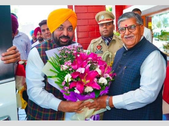 ਮੁੱਖ ਮੰਤਰੀ ਭਗਵੰਤ ਸਿੰਘ ਮਾਨ ਨੇ ਜਗਤਾਰ ਸਿੰਘ ਹਵਾਰਾ ਨੂੰ 10 ਦਿਨਾਂ ਦੀ ਪੈਰੋਲ ਦੇਣ ਲਈ ਰਾਜਪਾਲ ਨਾਲ  ਕੀਤੀ ਮੁਲਾਕਾਤ