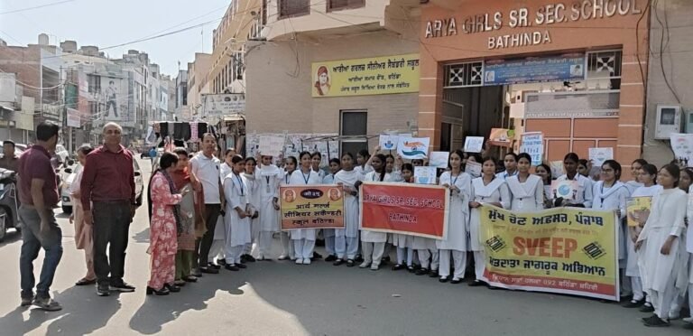 ਵੋਟਰ ਜਾਗਰੂਕਤਾ ਸਬੰਧੀ ਵਿਦਿਆਰਥਣਾਂ ਨੇ ਕੱਢੀ ਰੈਲੀ